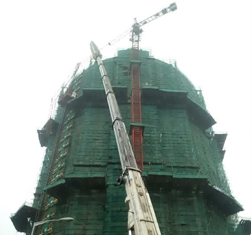 谯城吊车在工地上作业